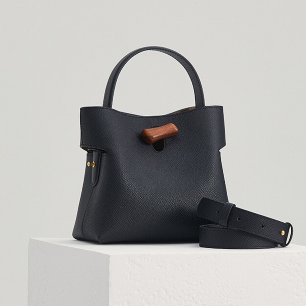 NWT GAIA TOTE BAG SMALL IN BLACK